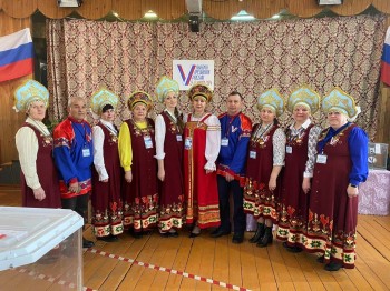 Члены избиркома в д. Калиниха встречают избирателей с самоваром и в народных костюмах