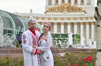 Пара из Чувашии заключила брак на ВДНХ в национальных костюмах
